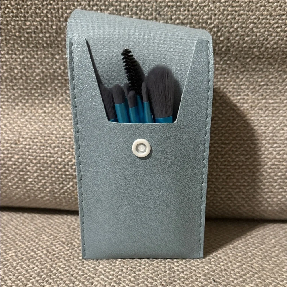 5/$25 Mini Blue Makeup Brush Set with Case